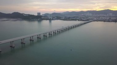 Batu Maung 'daki Penang İkinci Köprüsü yakınlarında bir tekne hareket ediyor..