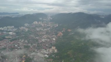 Hava manzaralı Kek Lok Si Tapınağı sisli bir sabah.