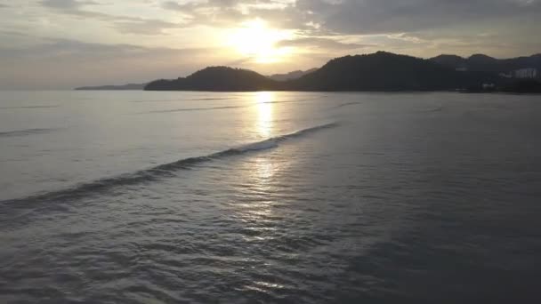 日没時のPermatang Damar Lautの波 — ストック動画