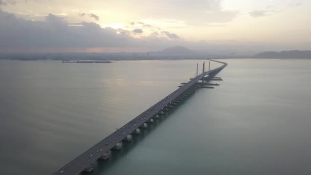 在槟城大桥的空中看日出 汽车来往于岛屿和大陆之间 — 图库视频影像