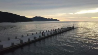 Hava manzaralı turist gün batımında Batu Ferringhi 'de dinleniyor..