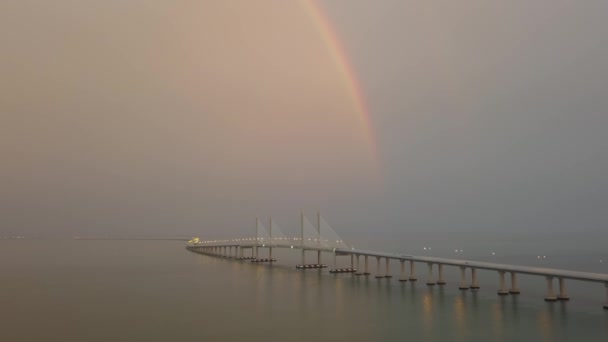 Penang Bridge Segundo Con Arco Iris Durante Hora Del Crepúsculo — Vídeos de Stock