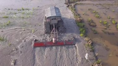 Üst görünüm traktör sürüşü.