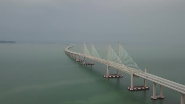 多雾的傍晚空中鸟瞰槟城第二大桥 — 图库视频影像