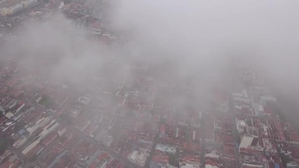 ユネスコ世界遺産ジョージタウンで低雲と空中ビュー霧の朝 — ストック動画
