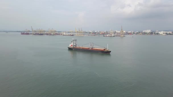 Butterworth konteynır terminalindeki hava görüntüleme konteynır gemisi. — Stok video