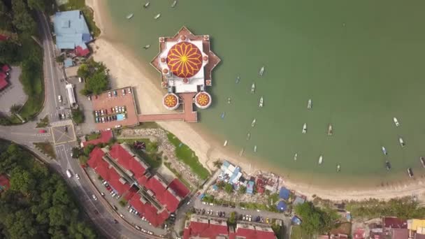 Vista aérea de cima para baixo mesquita flutuante em Tanjung Bungah. — Vídeo de Stock