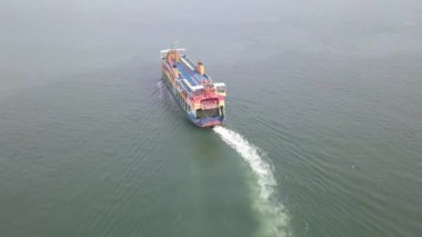 Hava manzaralı Pulau Angsa Penang feribotu denizde hareket ediyor.