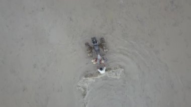 Çeltik tarlasında tepeden aşağı çiftçi kontrol traktörü.