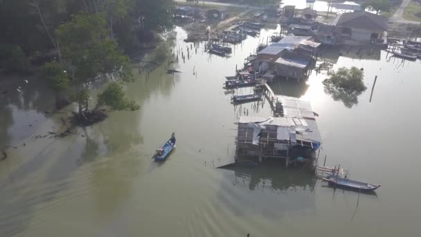 Hava manzaralı balıkçı botu köye geri döndü.. — Stok video