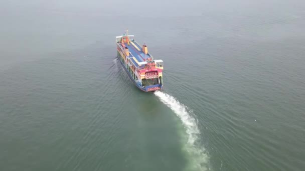 Flygfoto Pulau Angsa Penang färja flytta till sjöss. — Stockvideo