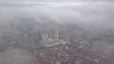 Sisli bir sabahta alçak bulut oluşumu.