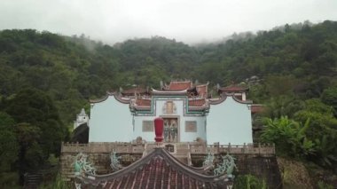 Penang tepesindeki hava manzaralı mavi Çin tapınağı..