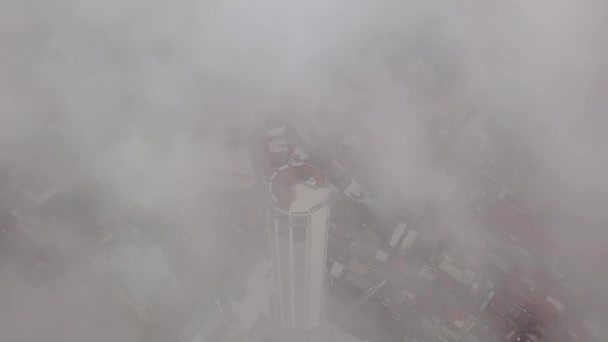 Flygfoto KOMTAR Toppen i dimmig dimma morgon. — Stockvideo