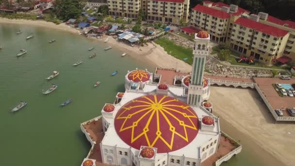 Schwimmende Moschee in Tanjung Bungah aus der Luft. — Stockvideo