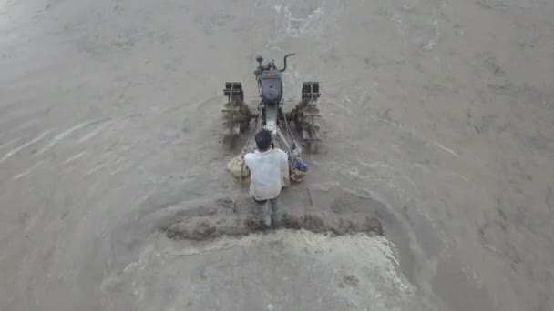 Vista aerea contadino lavoro con trattore. — Video Stock