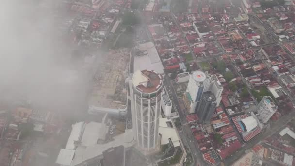 Vista aérea Edificio KOMTAR desde la nube baja de la mañana. — Vídeos de Stock