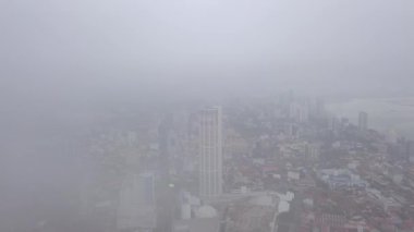 KOMTAR binasında hava sisli sabahı