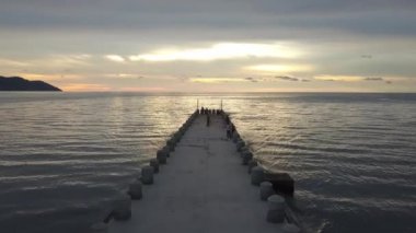 Batu Feringghi 'deki köprüden hava görüntüsü. Turist köprüde fotoğraf çekiyor..