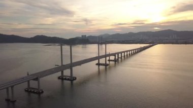 Penang İkinci Köprüsü 'nde hava manzaralı gün batımı.
