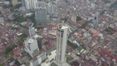 Sisli bir sabahta hava görüntüsü KOMTAR binasını izliyor.