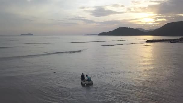 Vue aérienne pêcheurs pêchent des poissons en mer côtière pendant l'heure du coucher du soleil. — Video