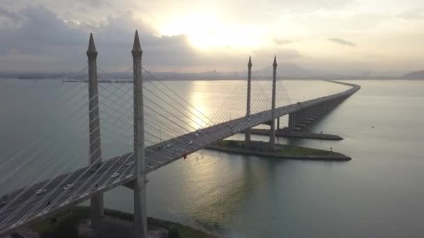 Letecký pohled na automobilovou dopravu na mostě Penang. — Stock video