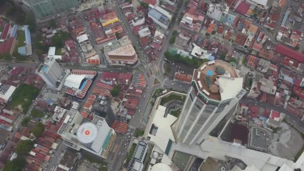 Vista aérea del edificio KOMTAR y el tráfico en Penang Road. — Vídeos de Stock