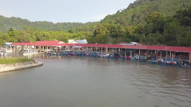 Flyg mot Pulau Betong fiskebrygga. — Stockvideo