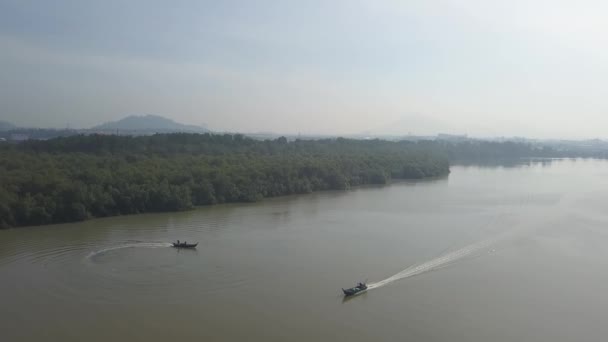 Widok z lotu ptaka łódź rybacka krąży nad rzeką Penang, Malezja. — Wideo stockowe