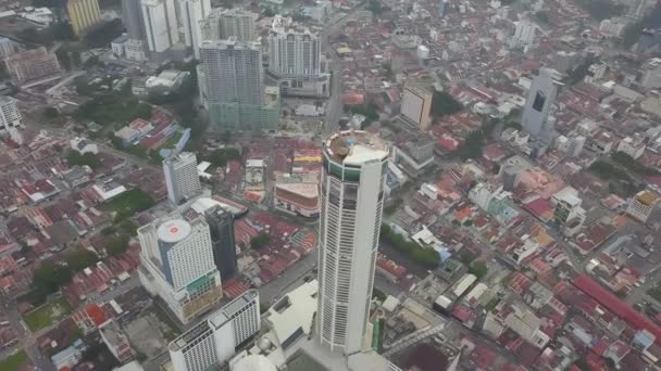Vista aérea de seguimiento del edificio KOMTAR en la mañana brumosa. — Vídeos de Stock