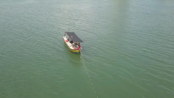 Luchtfoto naar beneden visser vervoert net bij Penang. — Stockvideo