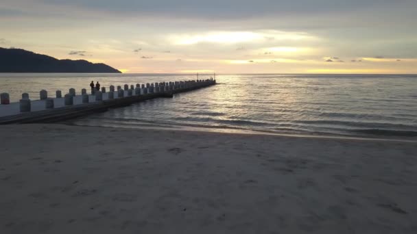 Barreira de visão aérea na praia Batu Ferringhi na hora do pôr do sol. — Vídeo de Stock