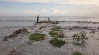 Balıkçı ve onun atı kayalık kayaya çarpmış..