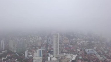 Penang George Town 'daki KOMTAR binasında alçak bulut.