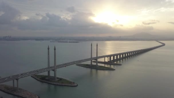 Mattina di alba al ponte di Penang sopra il mare con movimento di traffico dell'automobile all'autostrada. — Video Stock