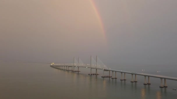 Rekaman drone yang direkam mengikuti fokus Jembatan Penang Kedua Sultan Abdul Halim Muadzam Shah Bridge — Stok Video