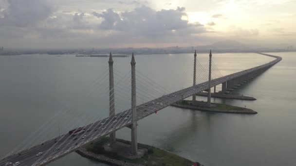 Upptagen trafik vid Penang Bridge länk Seberang Perai och Penang Island i soluppgången morgon. — Stockvideo