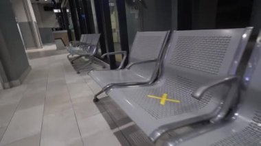 Kürsüdeki çapraz etiket, COVID-19 salgını sırasında toplumsal mesafeyi korumayı hatırlattı