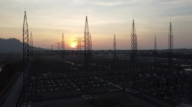 Sinema manzaralı siluet elektrik istasyonu. Gündoğumu sabahı