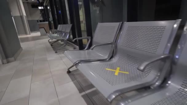 Křížový Štítek Židli Připomíná Veřejnosti Aby Udržela Sociální Odstup Během — Stock video