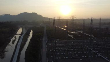 Sabahın köründe elektrik santralinin sinematik görüntüsü