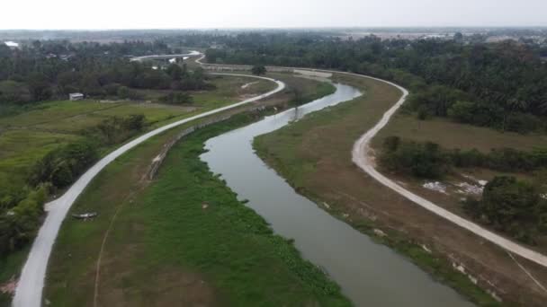 Luchtfoto Kronkelende Rivier Met Groen Grasland Langs Weg — Stockvideo