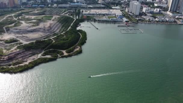 Vista Aérea Barco Mover Sobre Lixeira Local Jelutong — Vídeo de Stock