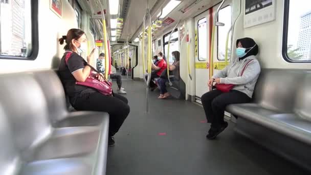 As pessoas usam máscara e mantêm a distância social em LRT — Vídeo de Stock