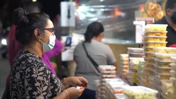 Заказчик носит маску купить пекарню — стоковое видео