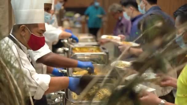 服务员穿着围裙和面罩为食物服务 — 图库视频影像