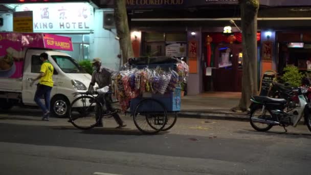 빵 장수 가 거리에서 인력거를 뽑다 — 비디오