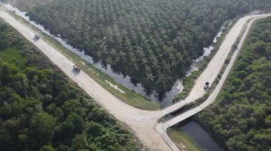 Kirli toprak kırsal yolda kamyon hareket ediyor.