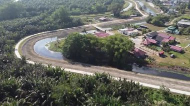 Malay köyünün yanındaki nehrin üzerinden uç